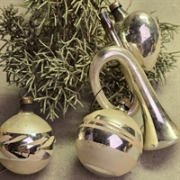 soelv-hvid-glas-juletraespynt-trompet-hjerte-kugler-gamle-julekugler